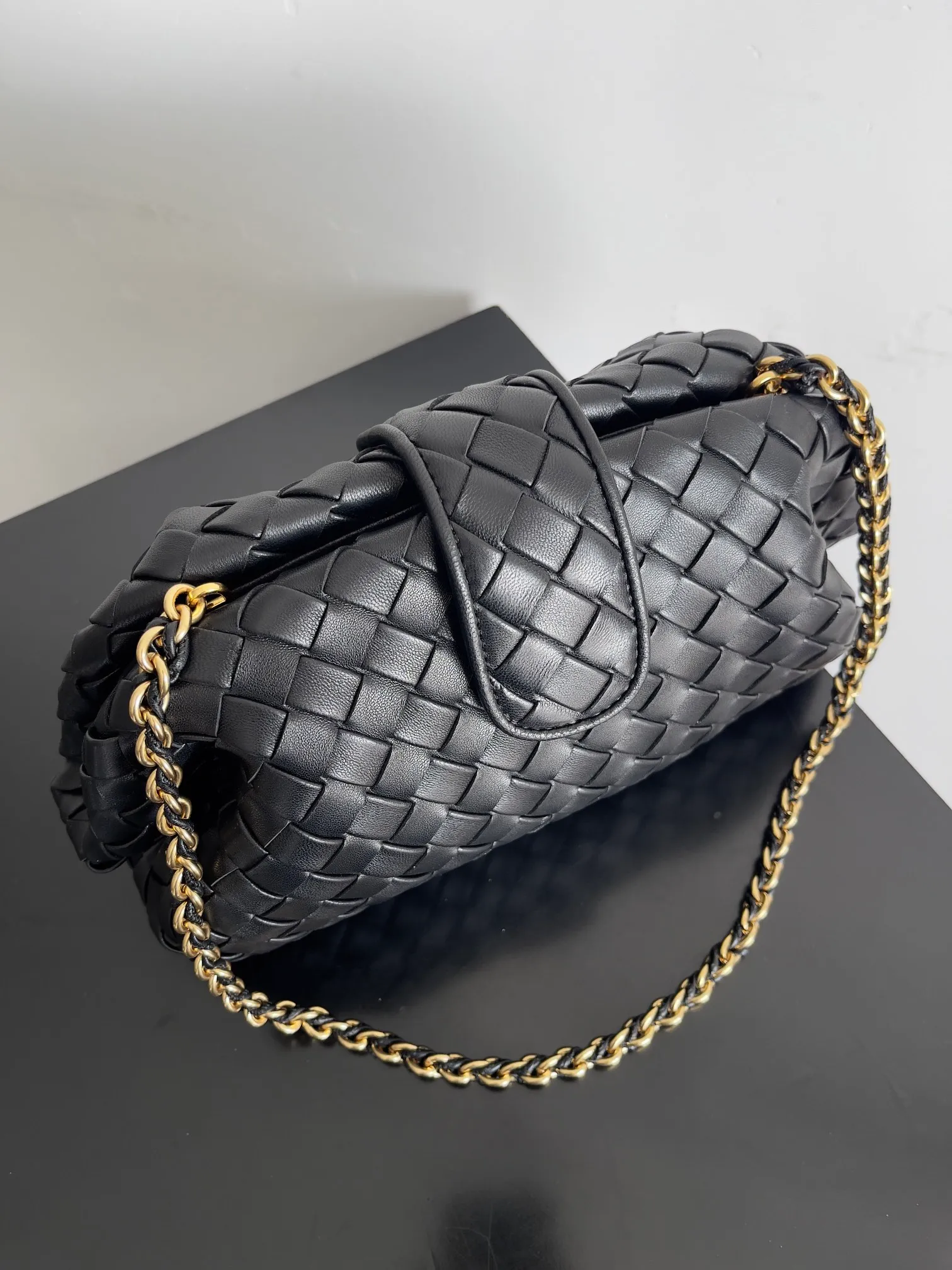 Batch 2260 BOTTEGA VENETA Lady's LAUREN CLUTCH Chain Clutch was inspired by 40 years ago. It is a perfect fusion of classic and modern bags. It is effortless and fashionable for any occasion and at any time. The newly added detachable metal chain allows people to have more ways to carry it. It is grand and elegant. Style No.: 785807 Size: 31.5*16.5*11cm